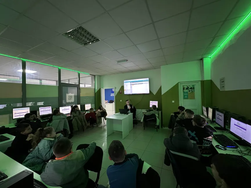 Nxënës të Shkollës Digjitale duke mësuar në laborator